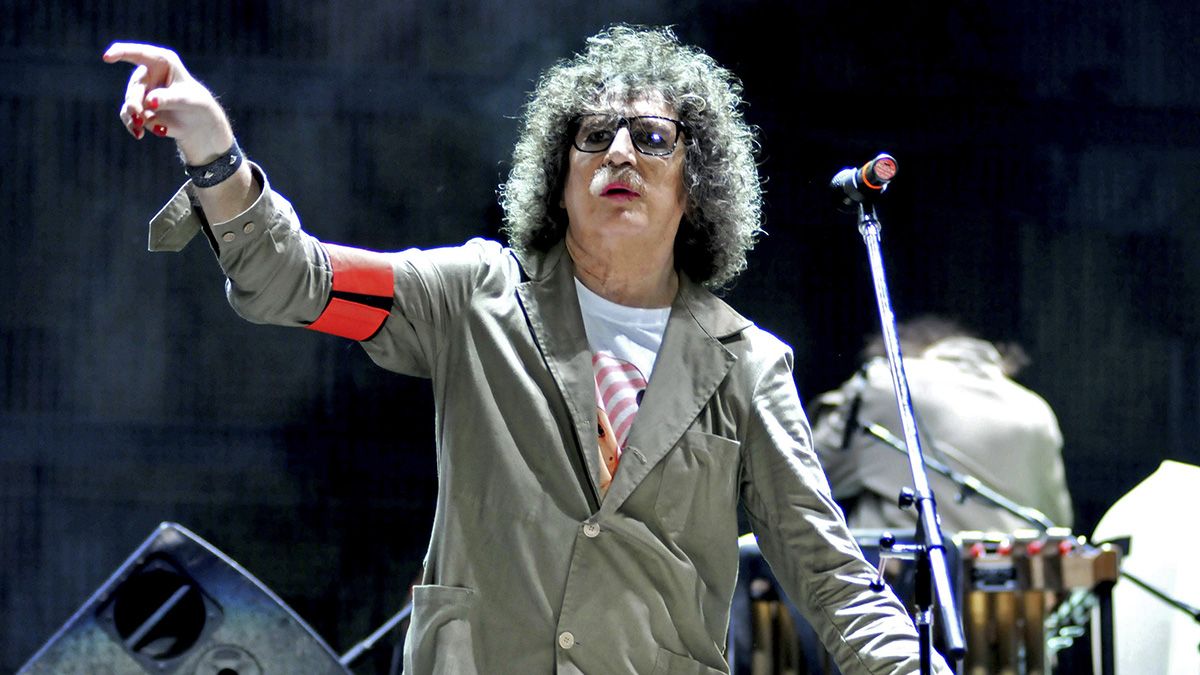 Durante la década de 1960, Charly García fue uno de los fundadores de Sui Generis y con aquella banda publicó tres discos.