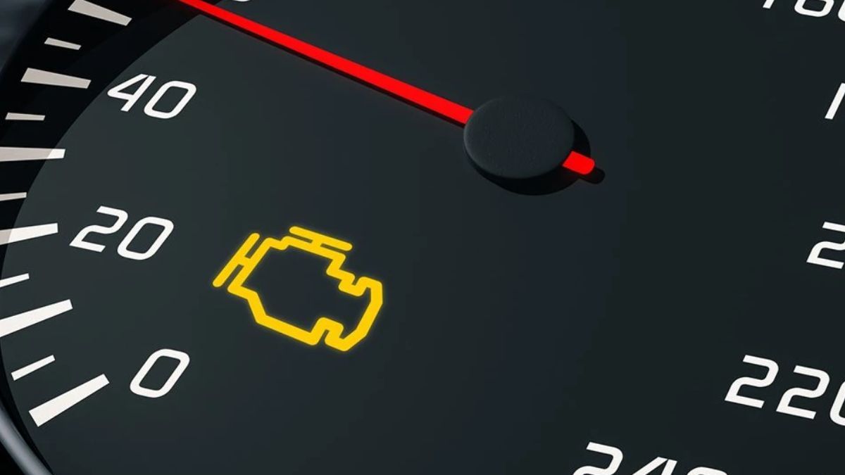 La mayoría no sabe qué significa la luz amarilla que suele aparecer en el tablero, cuando hay un problema en el vehículo. Foto: gentileza crossroadstireservice.