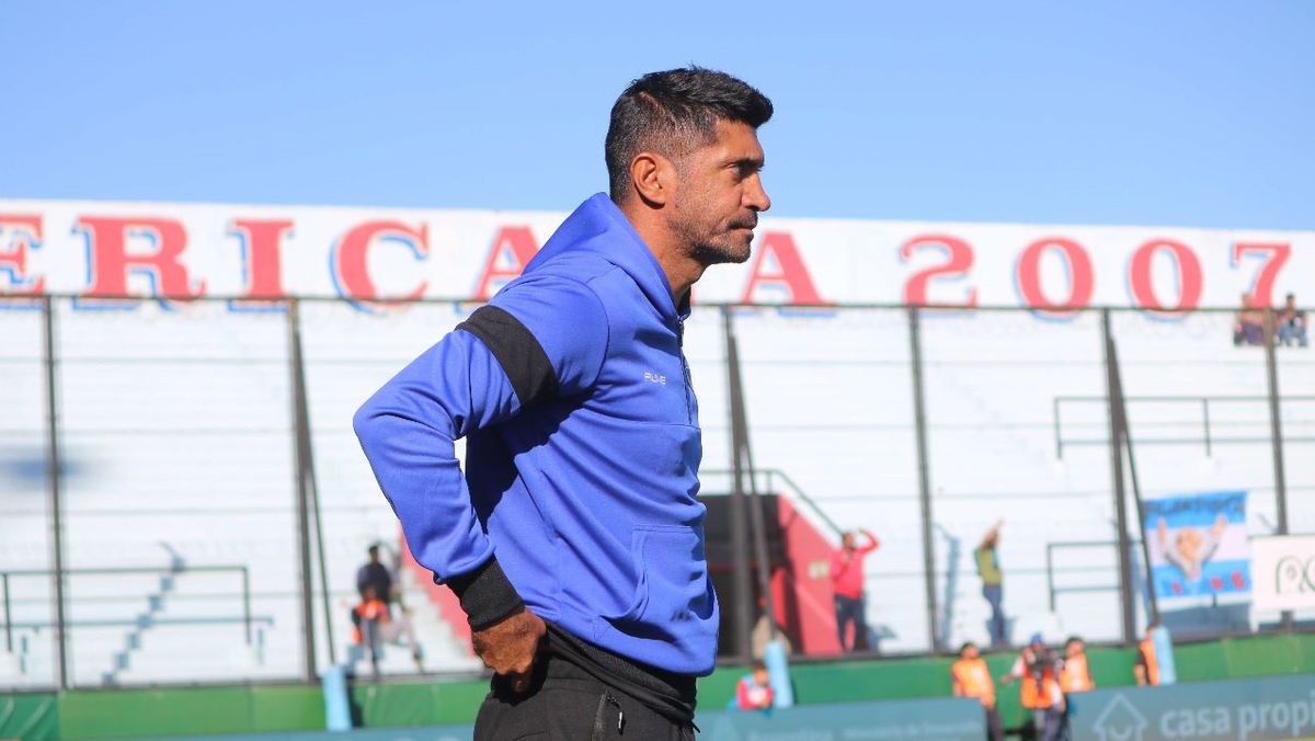 El Negro Nicolás Olmedo uno de los ídolos del Tomba , uno de los ayudantes de campo de Daniel Oldrá, estuvo en el banco de suplentes