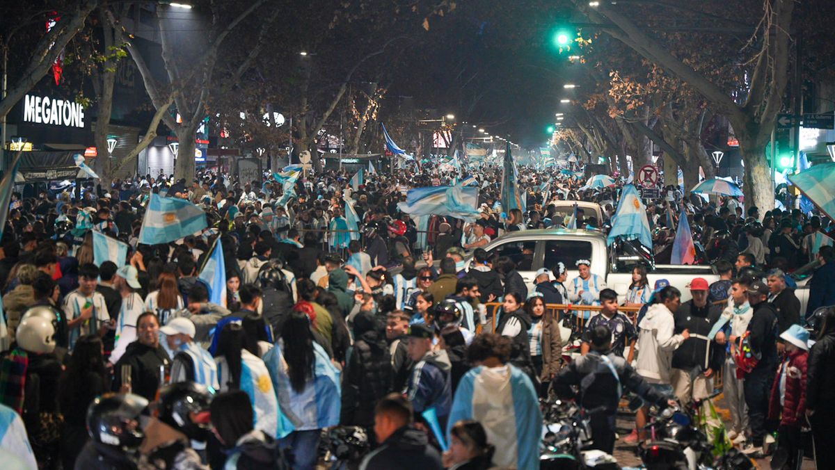 Las calles céntricas, como la Arístides, colapsan de gente festejando los triunfos de la Selección argentina en el Mundial de Fútbol. Las calles céntricas, como la Arístides, colapsan de gente festejando los triunfos de la Selección argentina en el Mundial de Fútbol.
