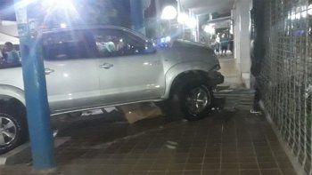 Video: corría picadas, se subió a la vereda y atropelló a dos niños