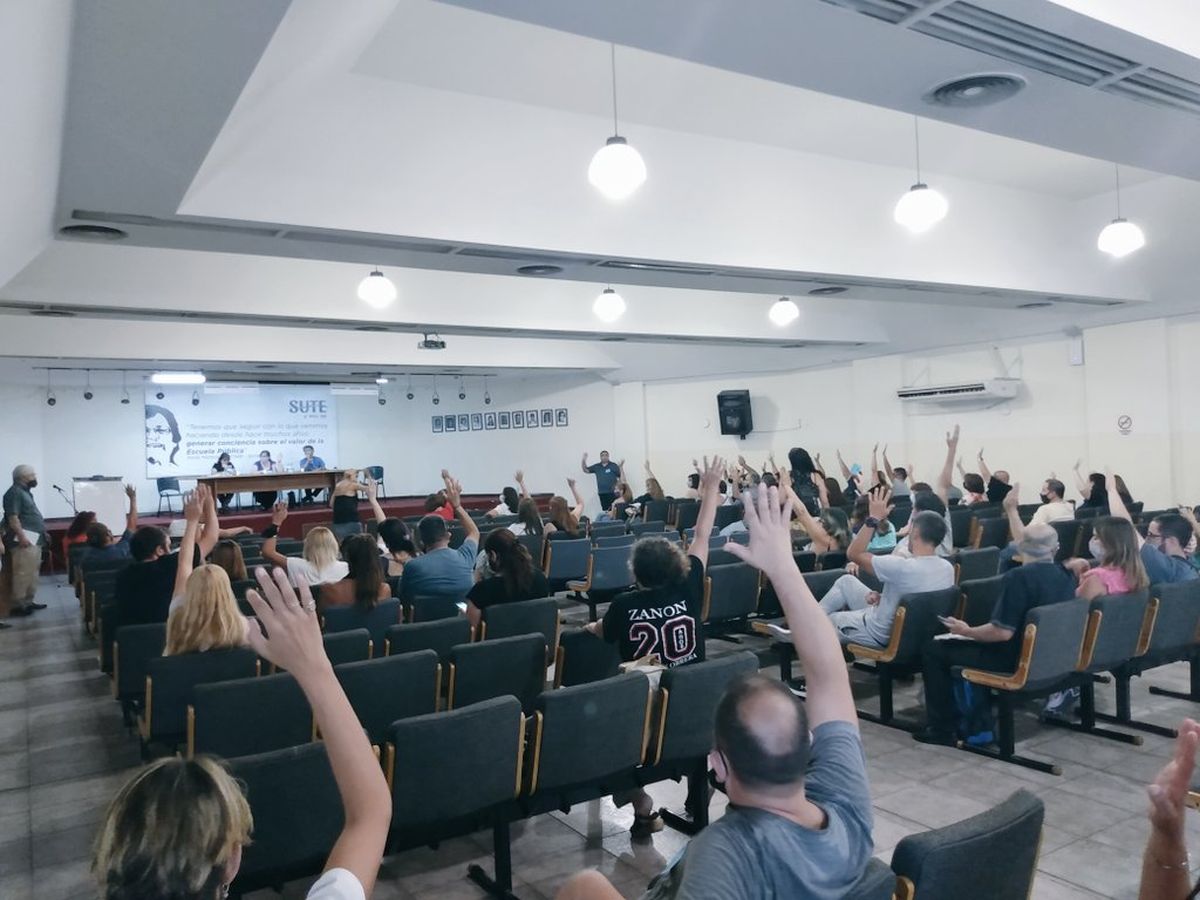 Uno de los plenarios departamentales que coordinÃ³ el SUTE tras el rechazo, el jueves, de la propuesta salarial del Gobierno.