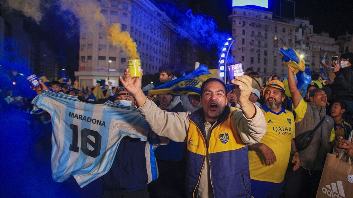 Los hinchas de Boca festejan la consagración en el Obelisco.