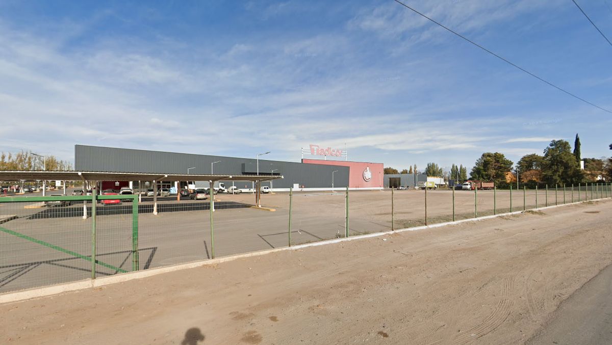 El Tadicor de San Martín está ubicado en la lateral Sur del Acceso Este a metros de calle Miguez y de la Bodega Los Haroldos. El Tadicor de San Martín está ubicado en la lateral Sur del Acceso Este a metros de calle Miguez y de la Bodega Los Haroldos.