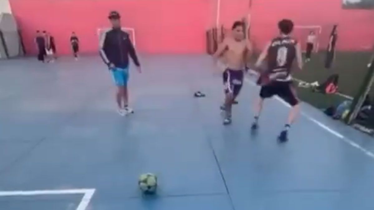 La pelea entre adolescentes fue registrada en varios videos.