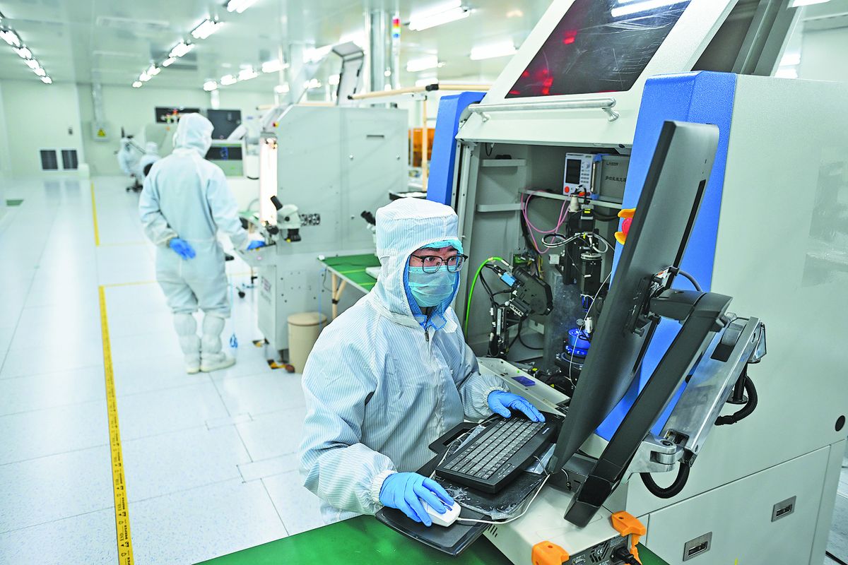 T&eacute;cnicos trabajan en una planta de producci&oacute;n de chips de una base piloto de pruebas en Xiong&rsquo;an el 26 de marzo de 2025. MU YU / XINHUA.