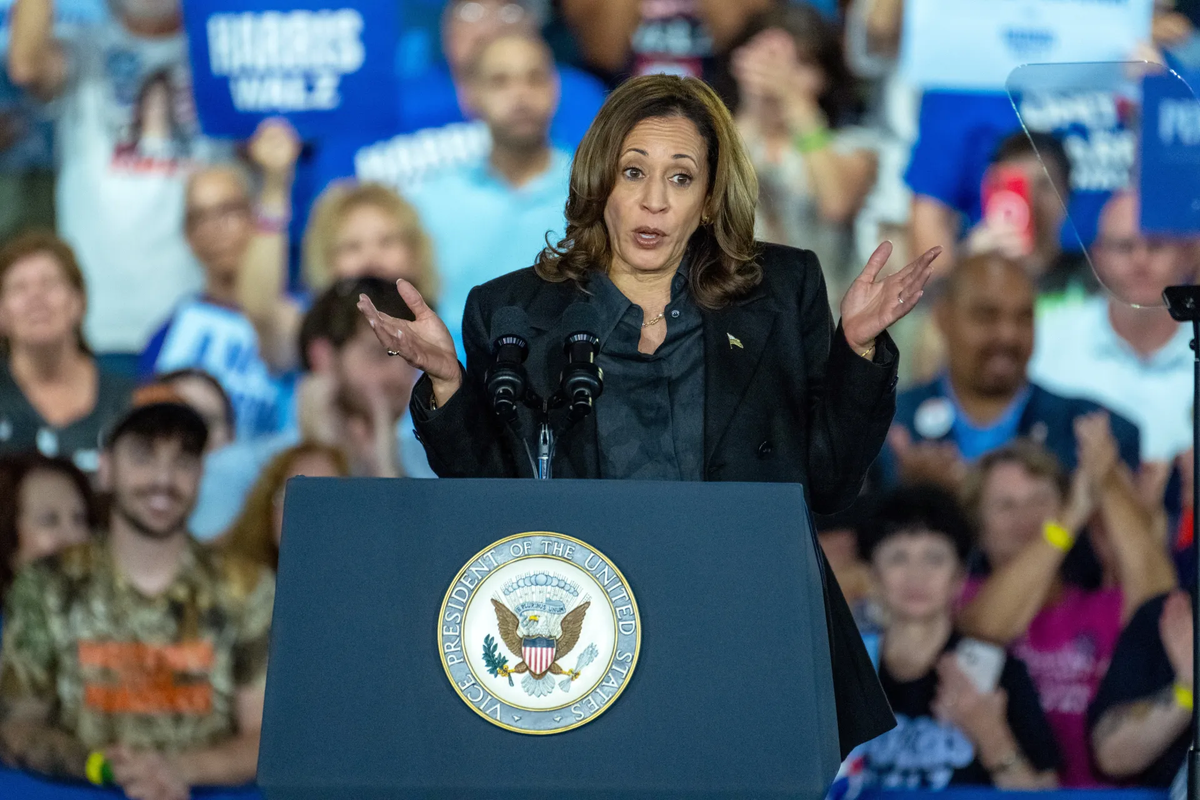 La vicepresidenta Kamala Harris, habló durante un mitin de campaña en el McHale Hall de la Universidad de Wilkes, en Wilkes-Barre, Pensilvania, donde intenta ganar adeptos. Crédito: EFE/EPA/David Muse. La vicepresidenta Kamala Harris, habló durante un mitin de campaña en el McHale Hall de la Universidad de Wilkes, en Wilkes-Barre, Pensilvania, donde intenta ganar adeptos. Crédito: EFE/EPA/David Muse.