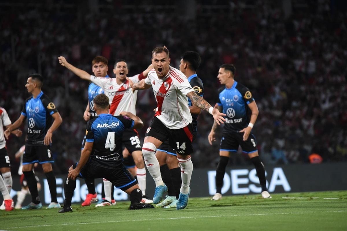 Leandro Gonz&aacute;lez Pirez marc&oacute; uno de los goles en River - Ciudad de Bol&iacute;var.