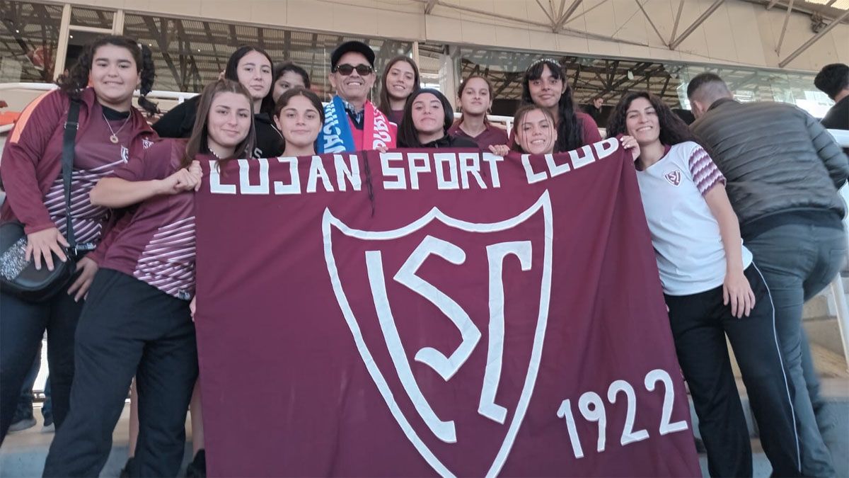 Un hincha de República Dominicana está en la foto con chicas de una escuela de futsal de Luján. Un hincha de República Dominicana está en la foto con chicas de una escuela de futsal de Luján.