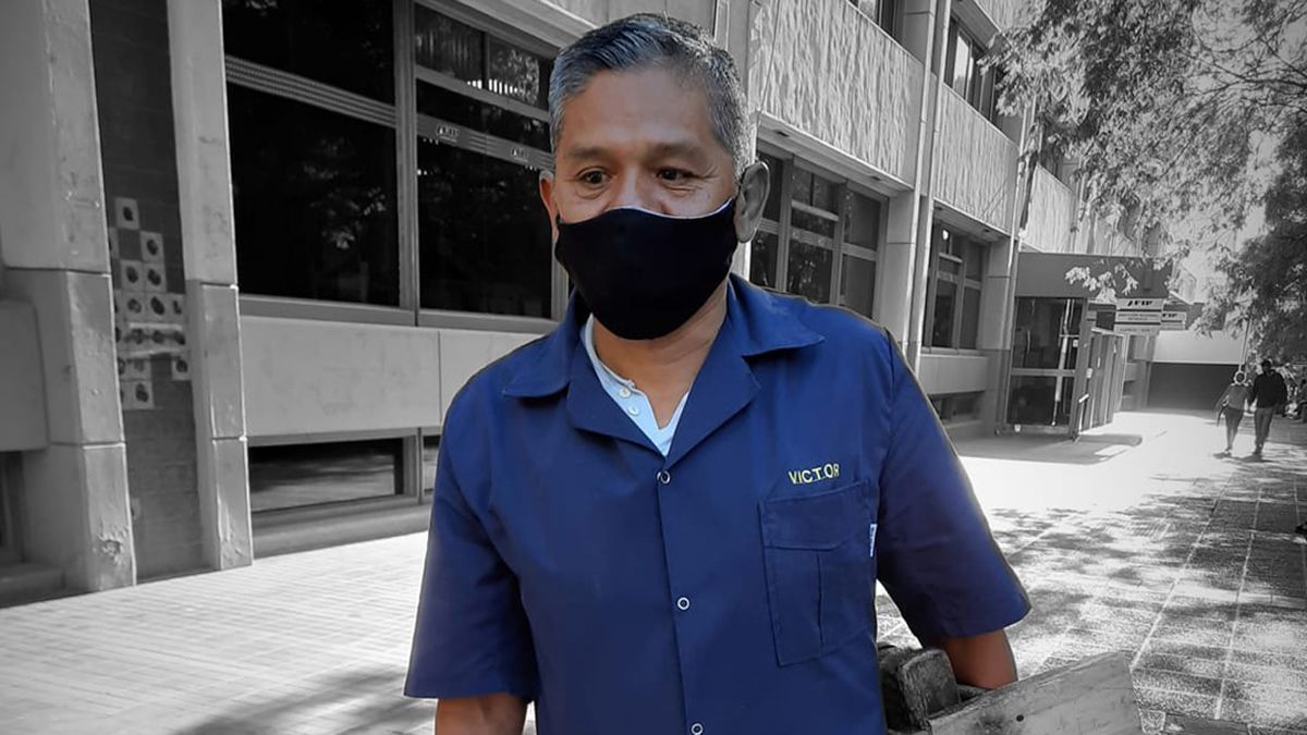 Víctor Rodríguez es lustrabotas desde hace 35 años. Fue homenajeado en la Legislatura. Le ha lustrado los zapatos a gobernadores, senadores y diputados y celebridades de Mendoza. Sus 6 hermanos también ejercen el mismo oficio