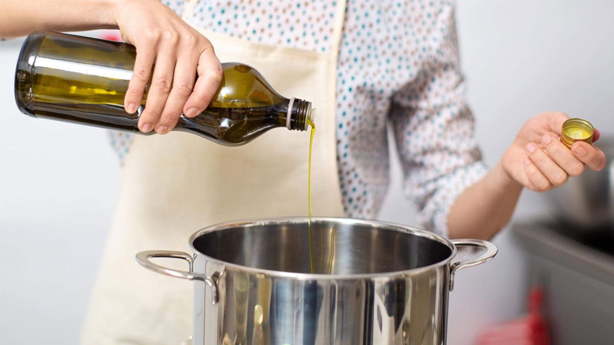 Ni antes ni después por qué no hay que agregarle aceite al agua de los