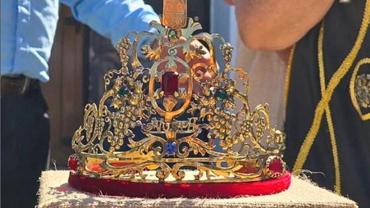 La corona que Nuri Donnantuoni usó cuando fue reina de San Carlos fue íntegramente restaurada para entregarla a su familia. 
