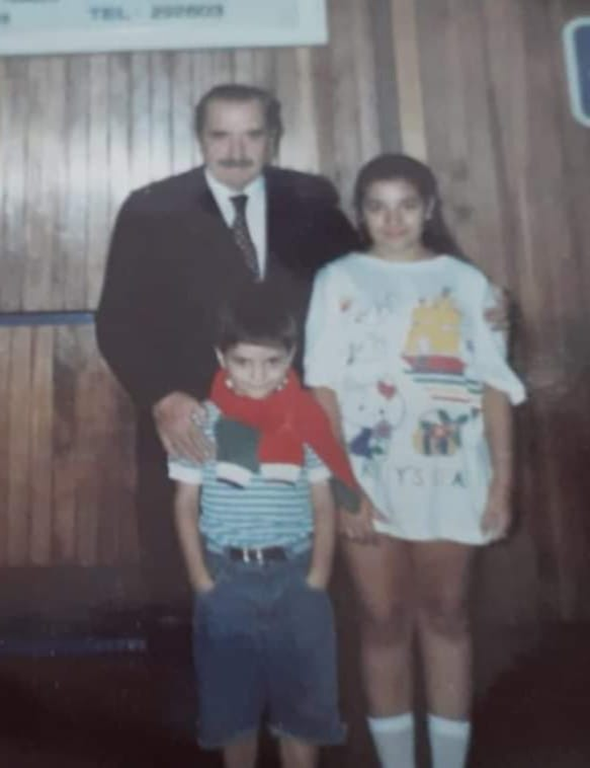 Raúl Alfonsín con María Cecilia y su hermano Nano en el viejo aeropuerto de Mendoza.