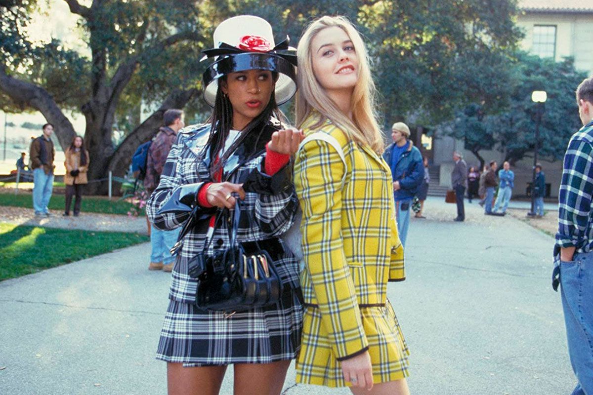 Cherilyn "Cher" Horowitz es una dulce, despistada, refinada, muy creída y mimada, pero inteligente y amable chica que vive en una mansión en Beverly Hills.