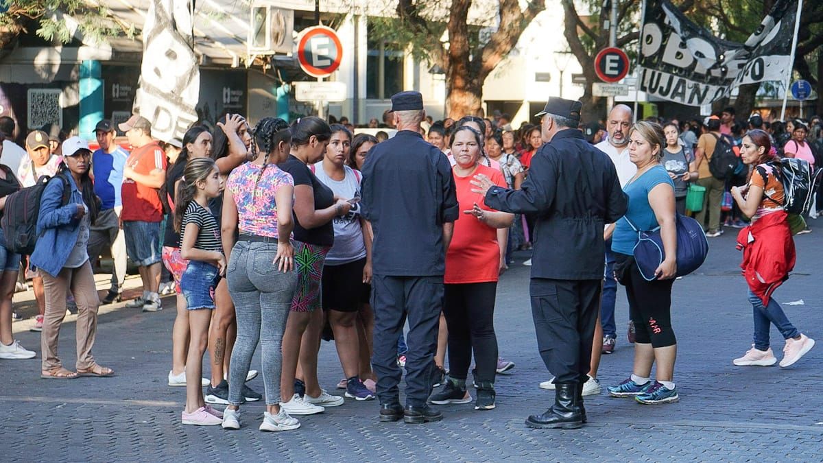 Las organizaciones piqueteras y la Policía en el centro de Mendoza. El ministro de Seguridad, Raúl Levrino, y el Subsecretario de Relaciones Institucionales de esa cartera, Néstor Majul, asistieron al lugar.