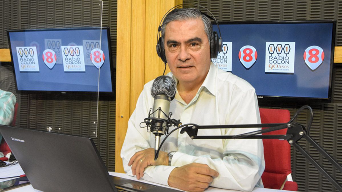 Guillermo Juárez conduce Primera Edición de Noticias, programa coproducido por Canal 8 y Radio Colón