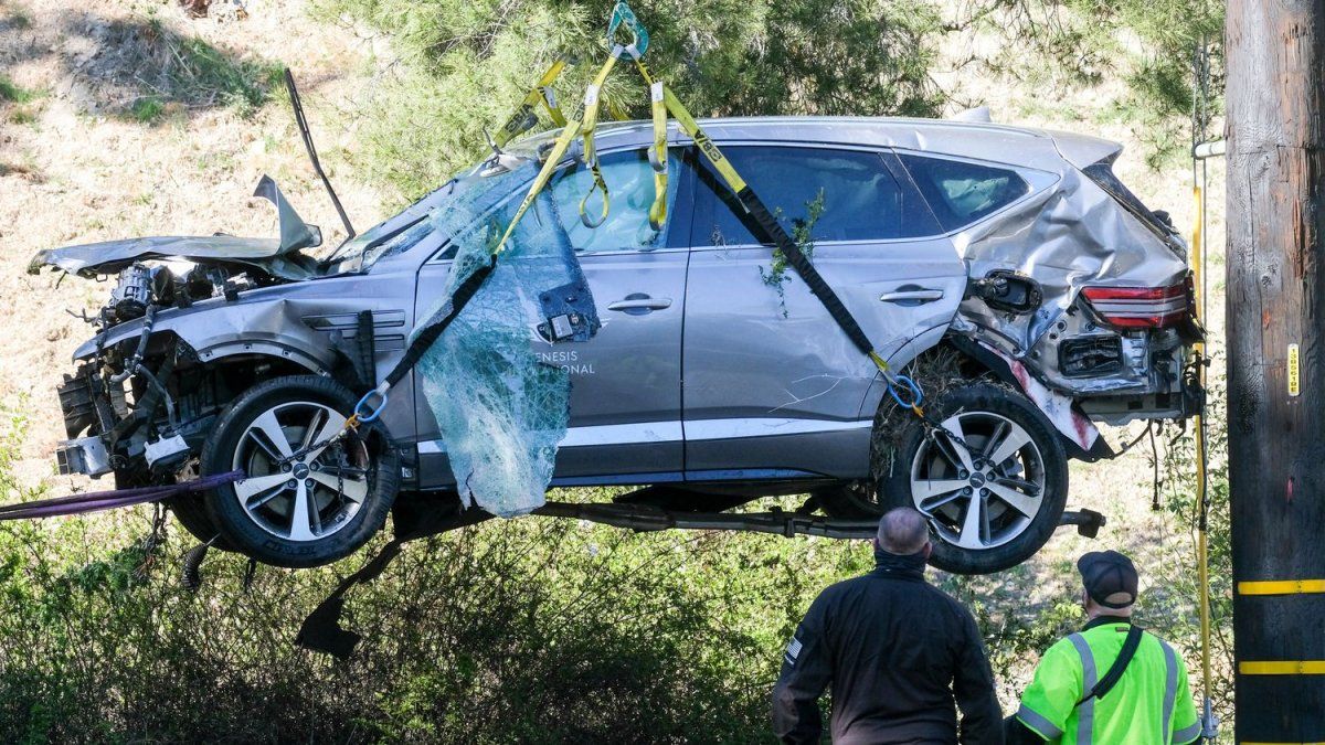 El auto de Tiger Woods quedó destruido por afuera.