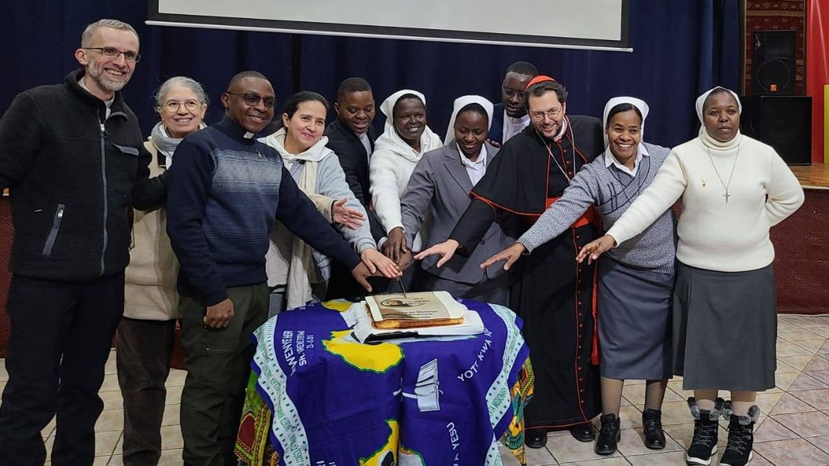 Sandra Garay, segunda desde la izquierda, en Mongolia junto a su comunidad. Desde lejos recordó al Sumo Pontífice. Sandra Garay, segunda desde la izquierda, en Mongolia junto a su comunidad. Desde lejos recordó al Sumo Pontífice.