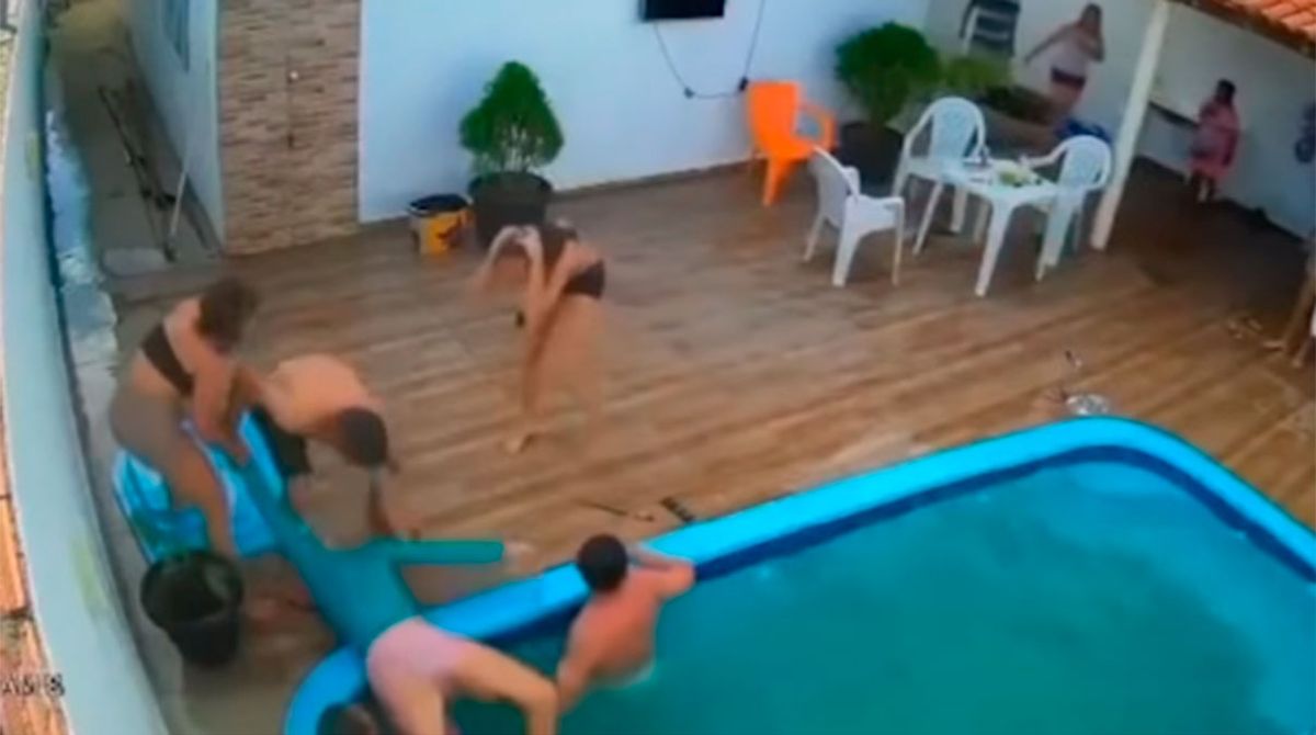 Una joven brasileña quedó atorada en el filtro de una pileta y casi muere ahogada.