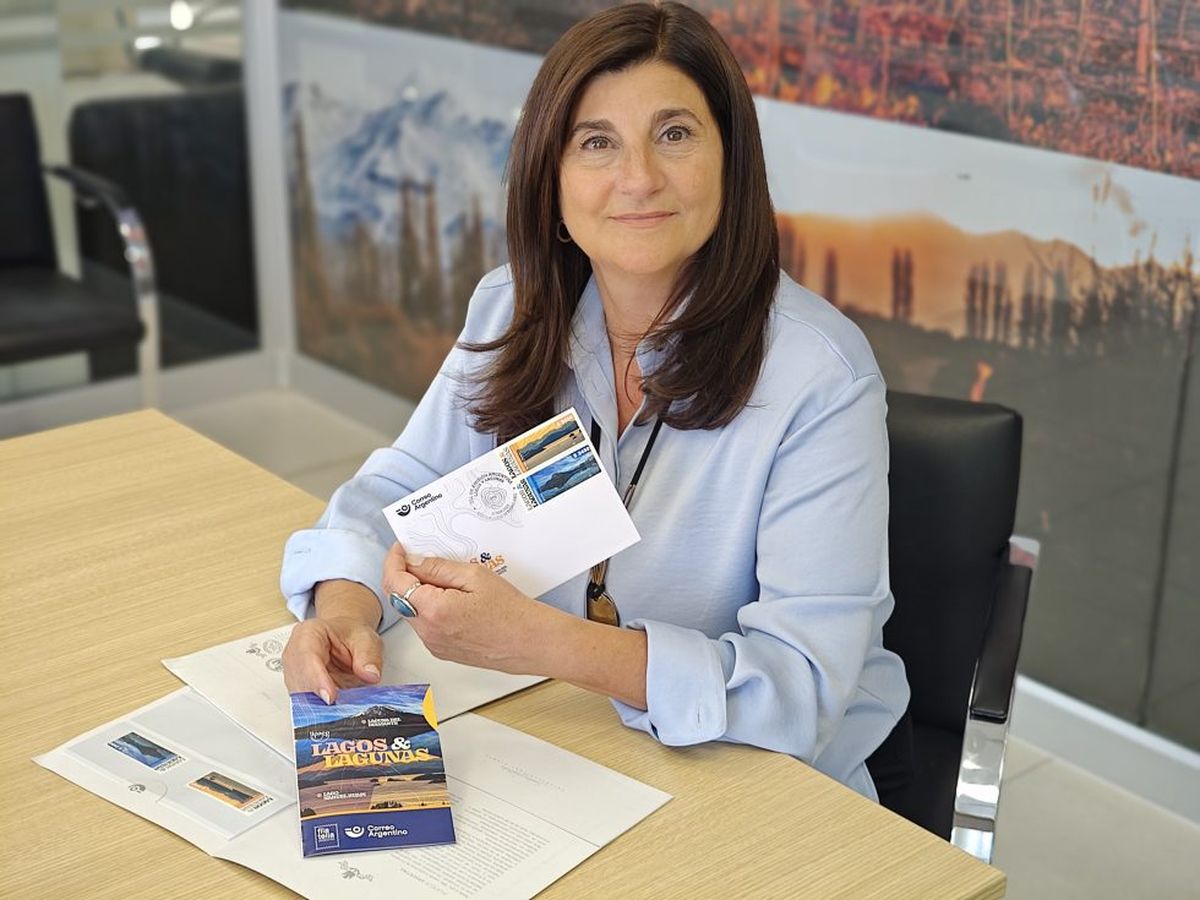 La directora del Emetur, Gabriela Testa, muestra el nuevo sello postal. La directora del Emetur, Gabriela Testa, muestra el nuevo sello postal.