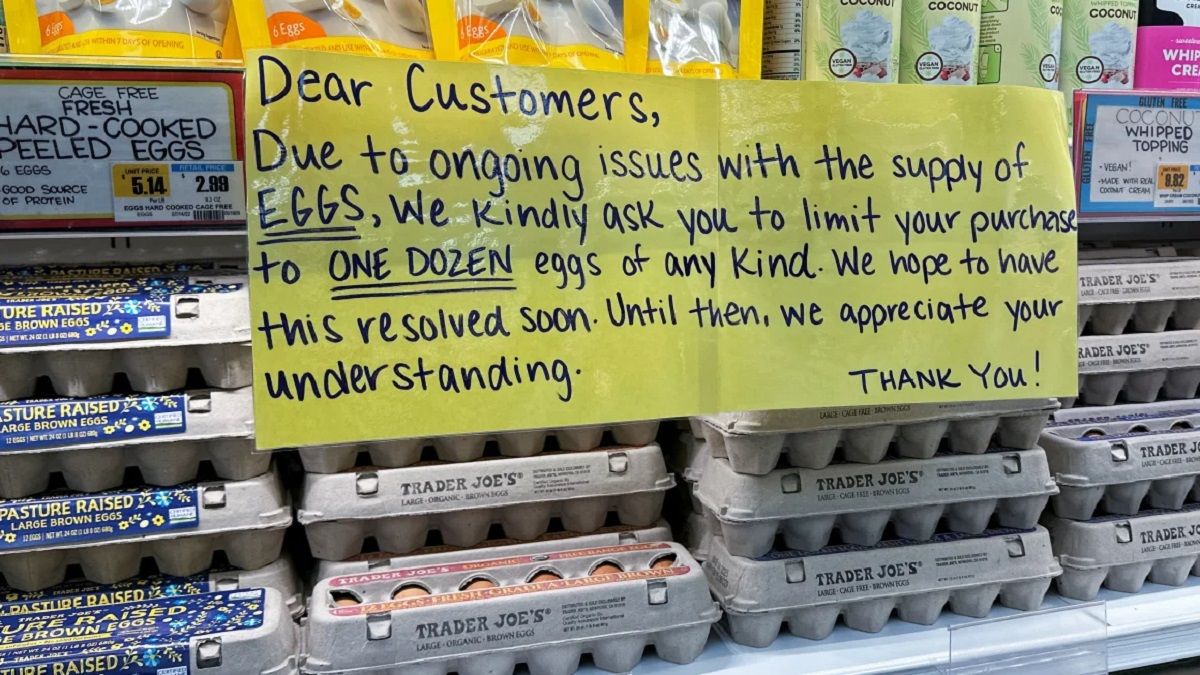 Los supermercados de Estados Unidos limitan la compra de huevos.