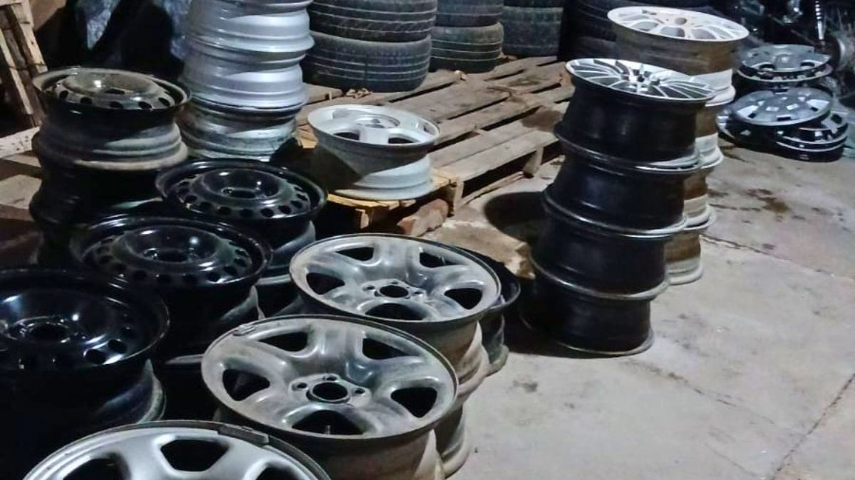 Las autopartes que recuperaron en los allanamientos contra la banda criminal. Las autopartes que recuperaron en los allanamientos contra la banda criminal.