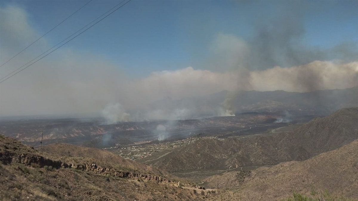 El humo en El Challao se ve desde varios puntos del Gran Mendoza. El humo en El Challao se ve desde varios puntos del Gran Mendoza.