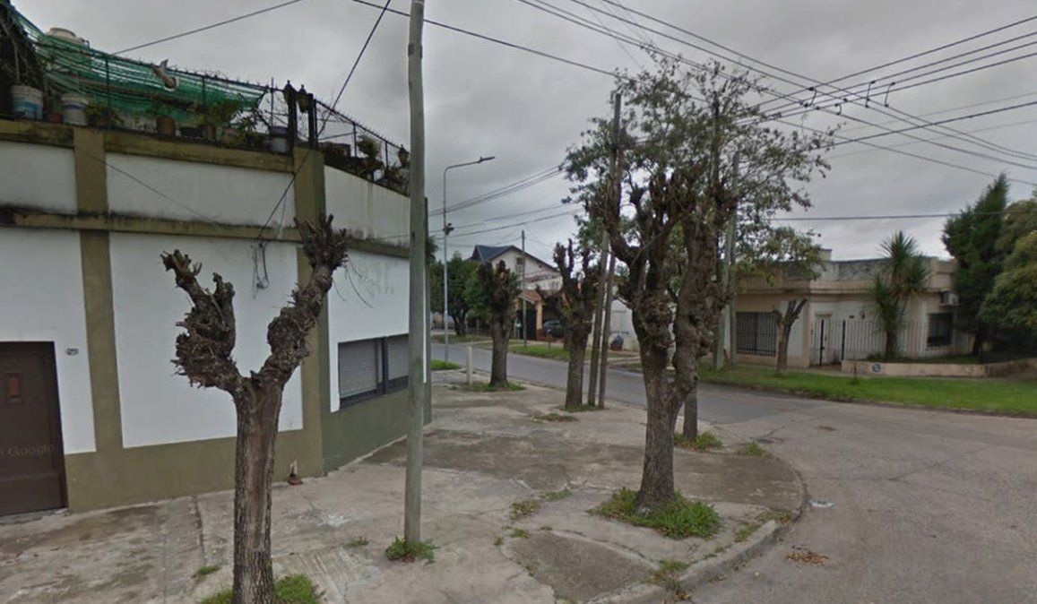 La mujer fue encontrada sin vida por su hijo en la madrugada de este martes, y los investigadores creen que la muerte se produjo en ocasión de robo