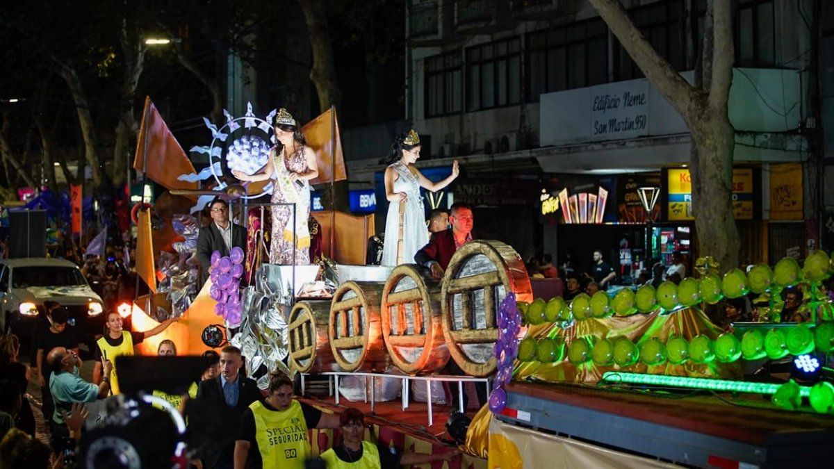 La Reina y Virreina Nacional abrieron el desfile. La Reina y Virreina Nacional abrieron el desfile.