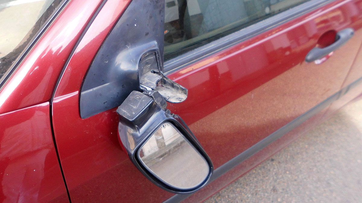 Encontrarse con el espejo roto del auto puede ser una trampa para caer en una estafa virtual. Encontrarse con el espejo roto del auto puede ser una trampa para caer en una estafa virtual.