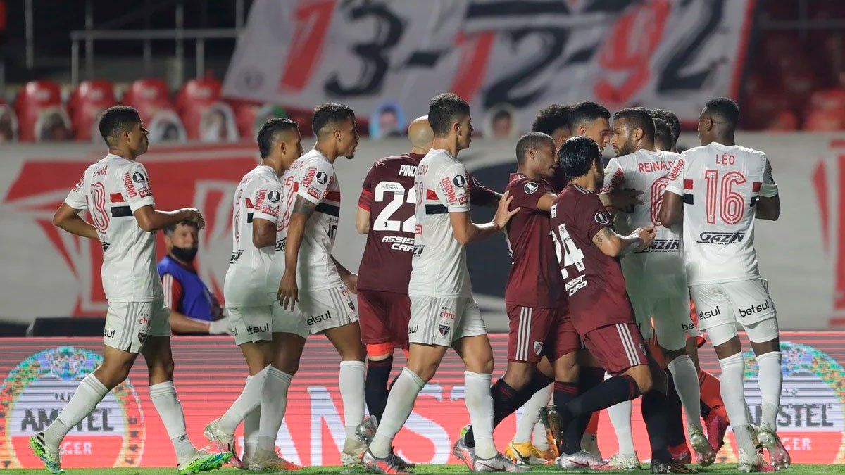 Rafael Santos Borré hizo enfurecer a los futbolistas del San Pablo.
