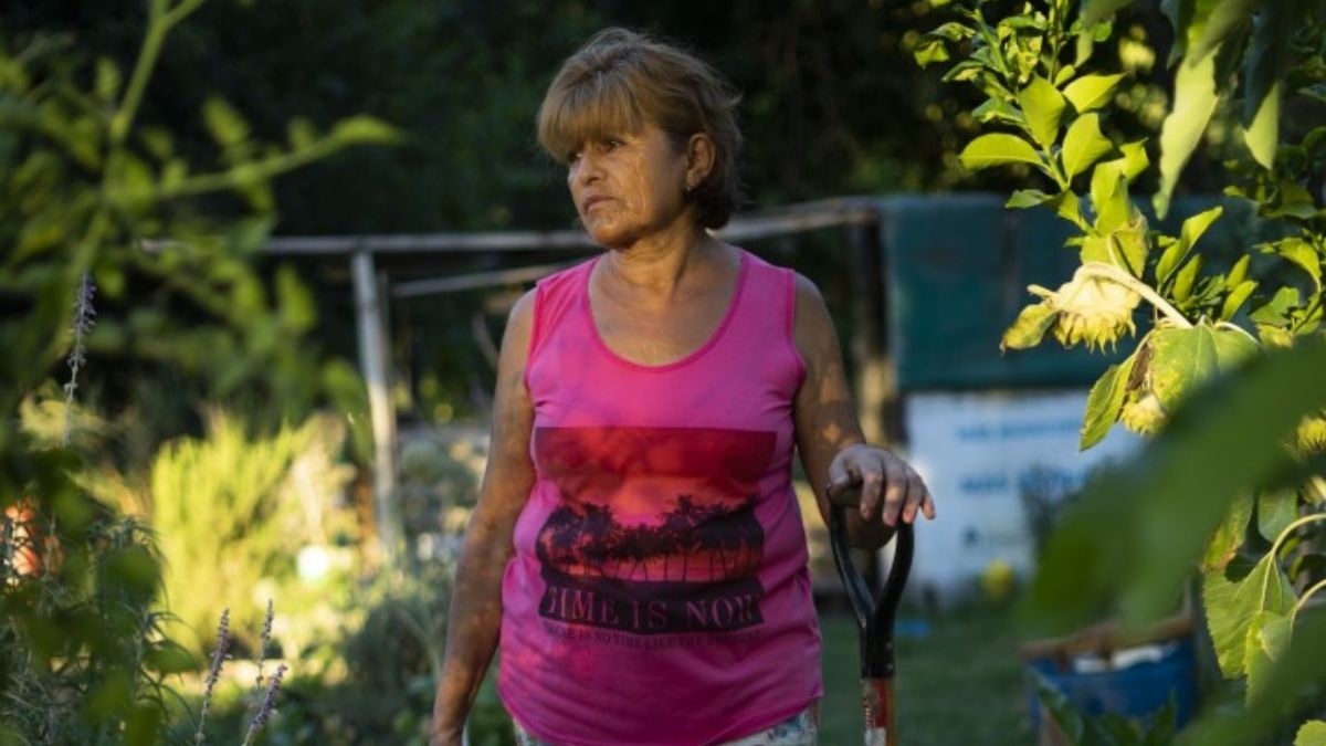 Laura de Torre trabaja en la huerta comunitaria de Crespo. (Foto: Julieta Bugacoff) Laura de Torre trabaja en la huerta comunitaria de Crespo. (Foto: Julieta Bugacoff)