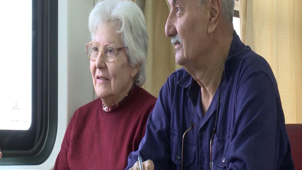 La charla entre amigos, la mirada perdida en el horizonte, y hasta la posibilidad de escribir sobre el viaje, les permitió a Sonia y Alberto el viaje en tren. La charla entre amigos, la mirada perdida en el horizonte, y hasta la posibilidad de escribir sobre el viaje, les permitió a Sonia y Alberto el viaje en tren.