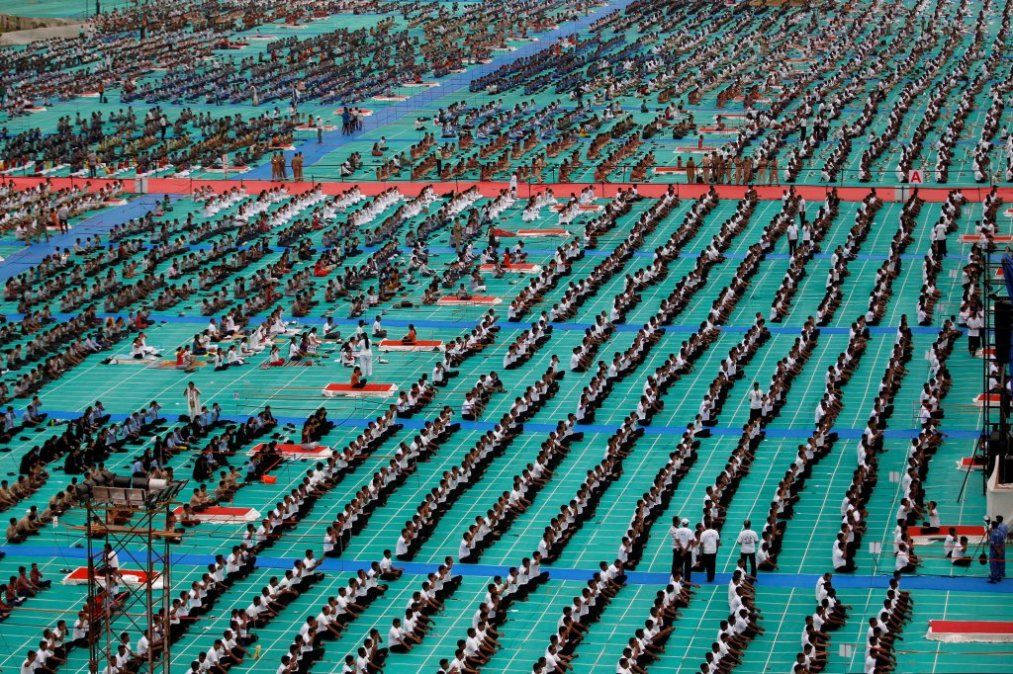 Más de 30.000 personas practicaron yoga en simultáneo en la India