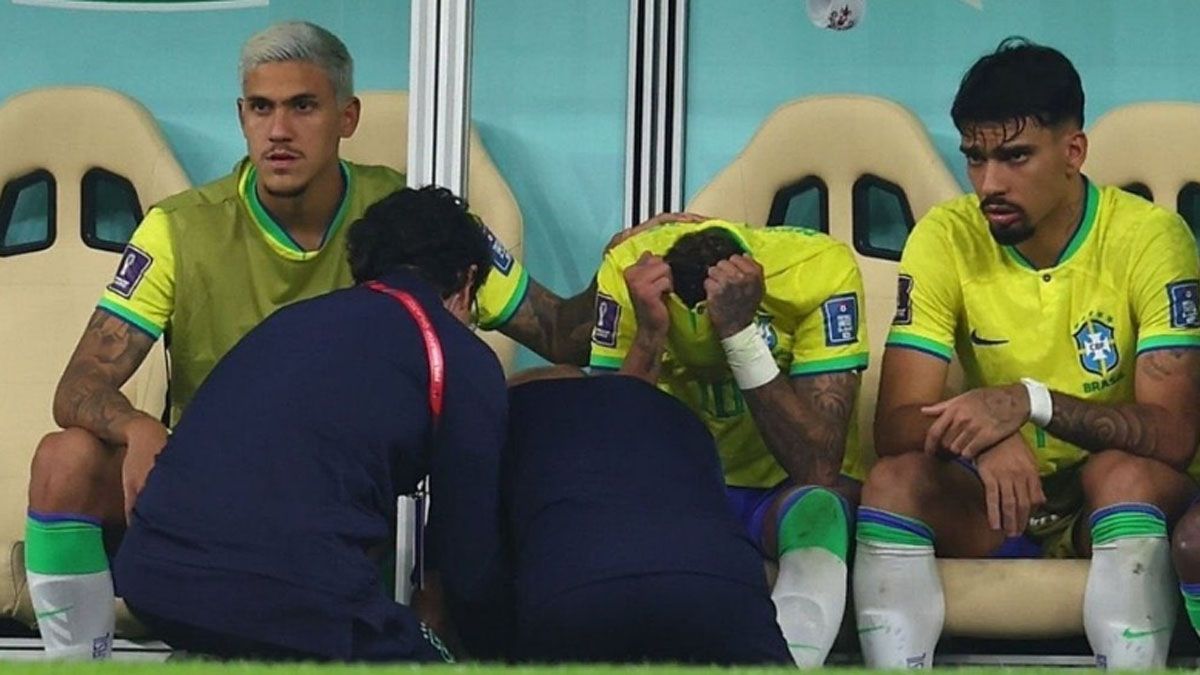 Neymar llorando en el banco de Brasil, una imagen que inquieta a todos en el Mundial Qatar 2022