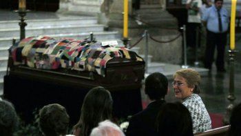 Tal como pidió, Nicanor Parra fue enterrado en su casa