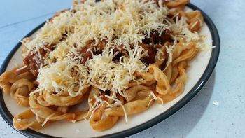Cómo hacer fideos caseros con mucho queso: la receta con un tuco especial para comer en familia Cómo hacer fideos caseros con mucho queso: la receta con un tuco especial para comer en familia
