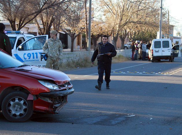 Fuerte choque entre un auto y una camioneta en calle Tirasso