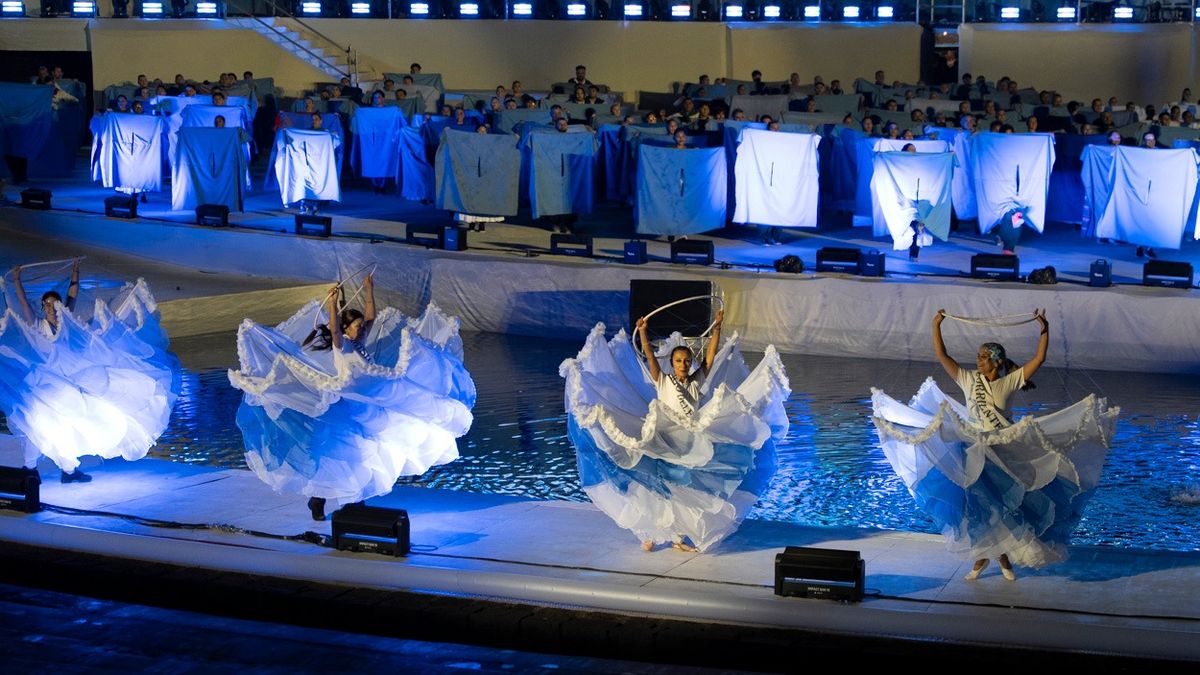 El cuadro nacionalista, con polleras de bailarinas que se levantaban para formar los colores de la bandera argentina mientras sonaba un pericón. El cuadro nacionalista, con polleras de bailarinas que se levantaban para formar los colores de la bandera argentina mientras sonaba un pericón.