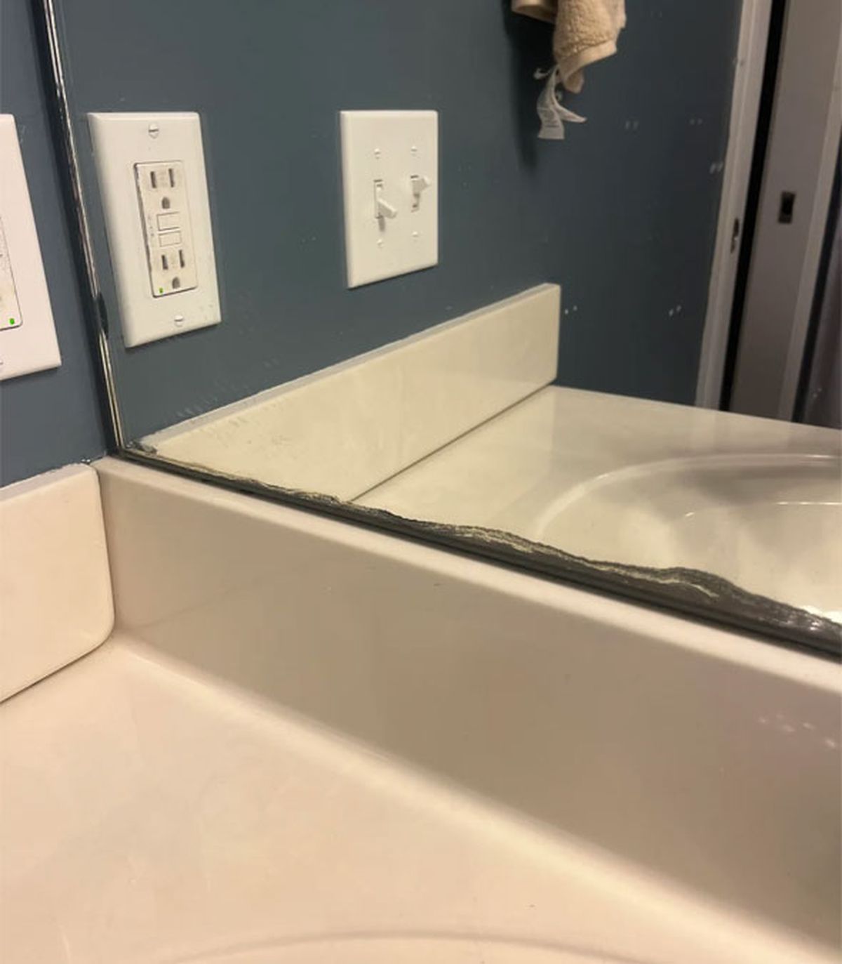 El vapor del baño es muy dañino y suele destruir la pintura de los espejos de la casa. El vapor del baño es muy dañino y suele destruir la pintura de los espejos de la casa.