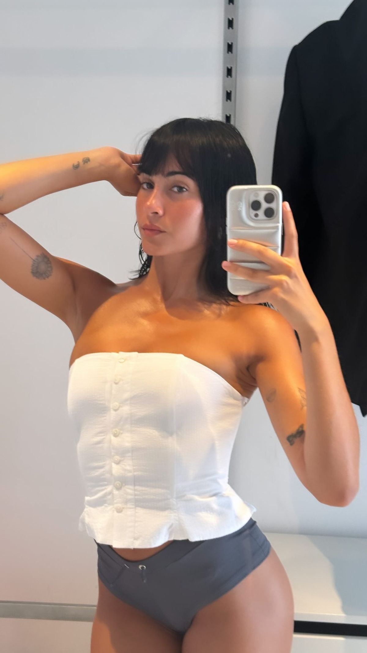 En la foto se la puede ver a Aitana alistándose para salir y probablemente combine este top con unos vaqueros, fiel a su estilo. En la foto se la puede ver a Aitana alistándose para salir y probablemente combine este top con unos vaqueros, fiel a su estilo.
