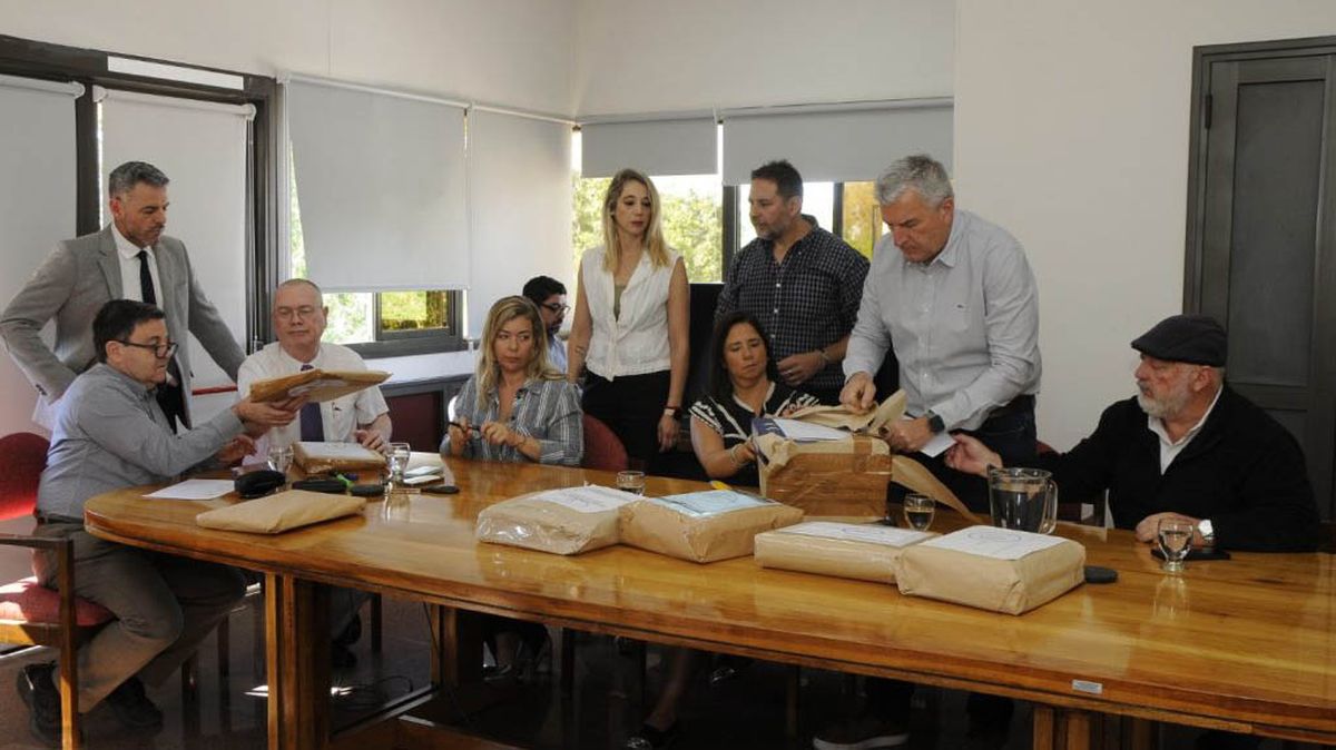 Los 6 sobres con propuestas para la obra de refuncionalización del ingreso a Potrerillos.