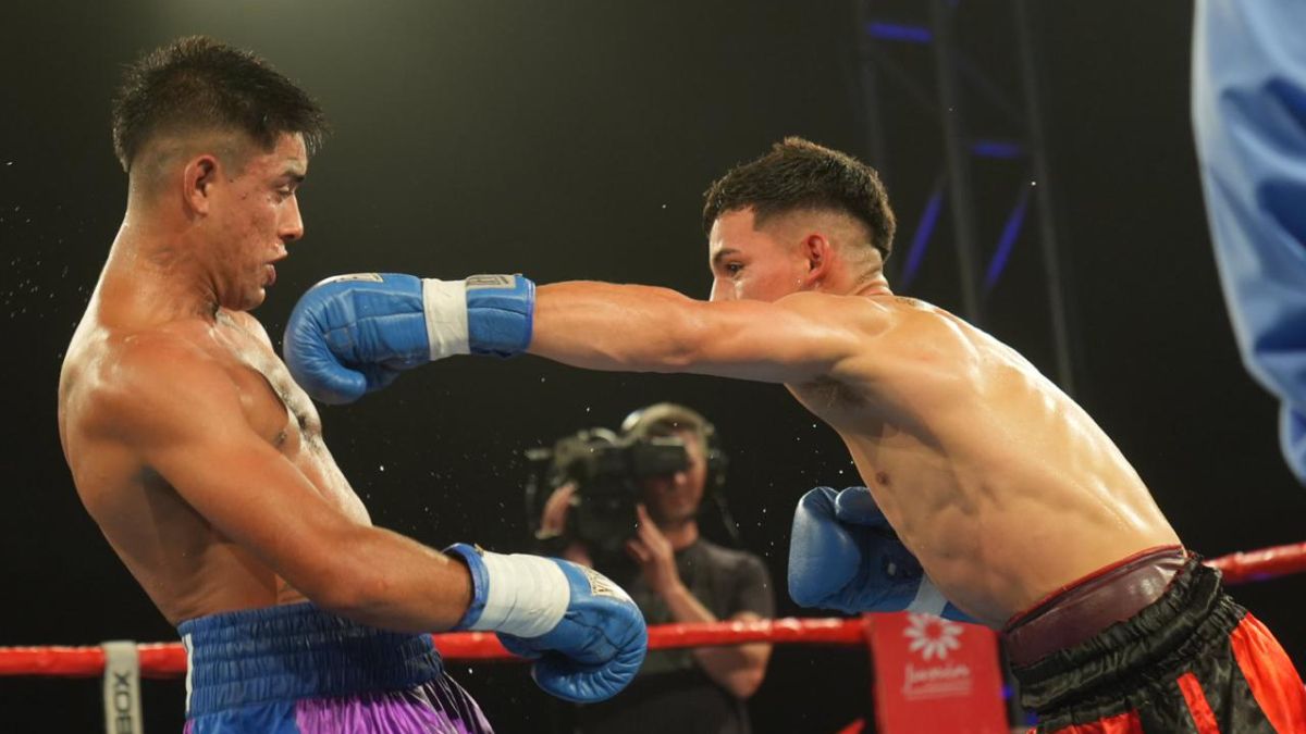 Mucho le costó entrar en pelea a Luciano Chacón (izq.) y aplicar su manejo de la distancia ante el veloz y fuerte Ángel Arancibia. Mucho le costó entrar en pelea a Luciano Chacón (izq.) y aplicar su manejo de la distancia ante el veloz y fuerte Ángel Arancibia.