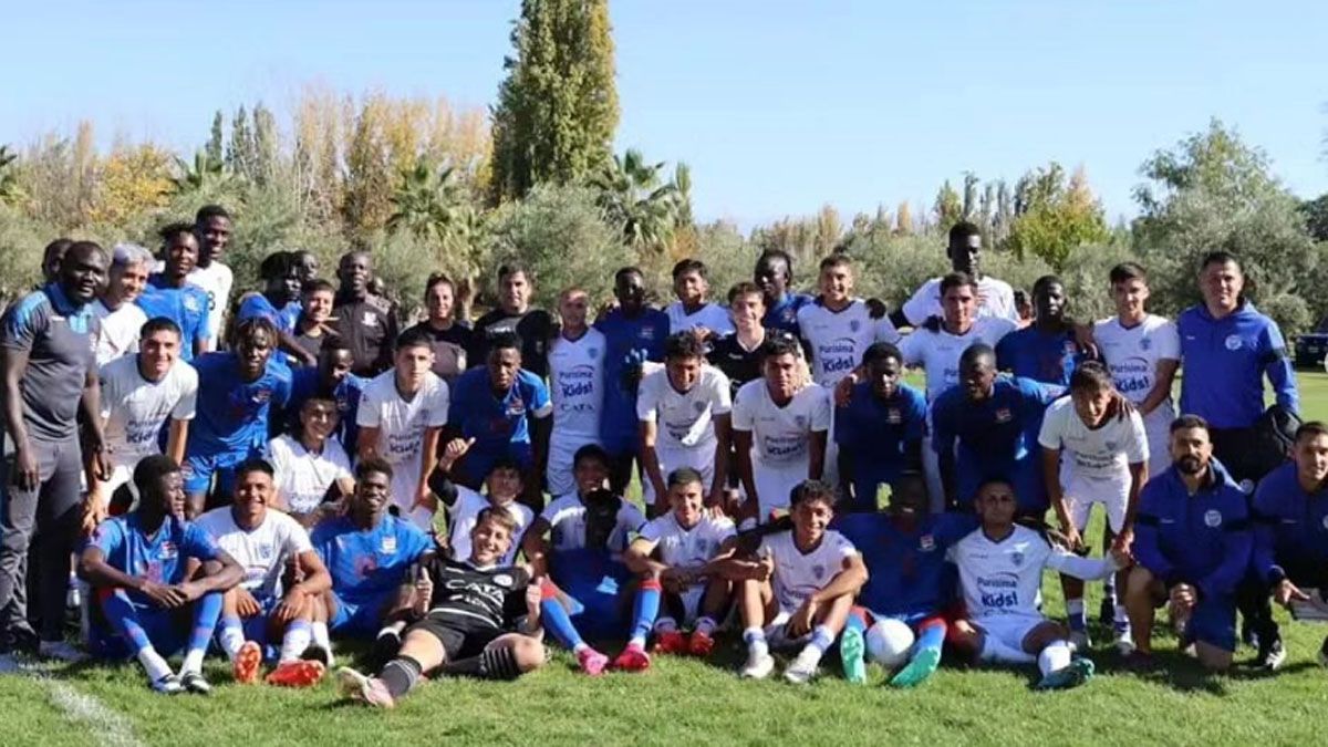Gambia y Godoy Cruz posaron para la foto después del amistoso