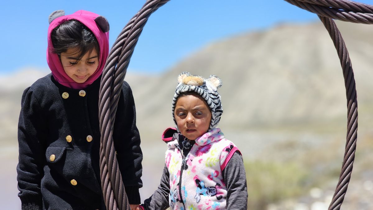 Candela y su prima a punto de cruzar el río. Candela y su prima a punto de cruzar el río.