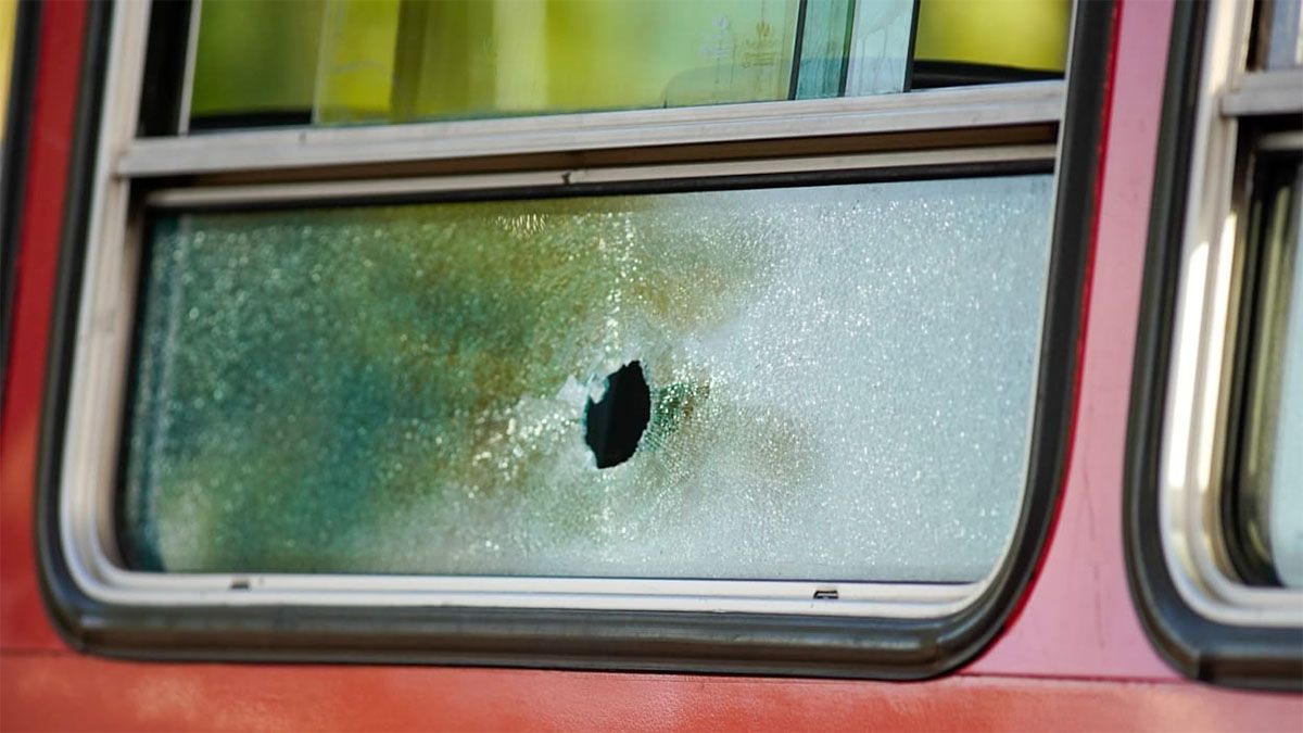 La marca de un disparo en un vidrio es la muestra de la violencia que se vivi&oacute; cerca de la cancha de Gimnasia.