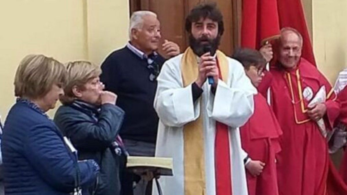 Deja los hábitos. En plena misa un cura confesó que está enamorado.