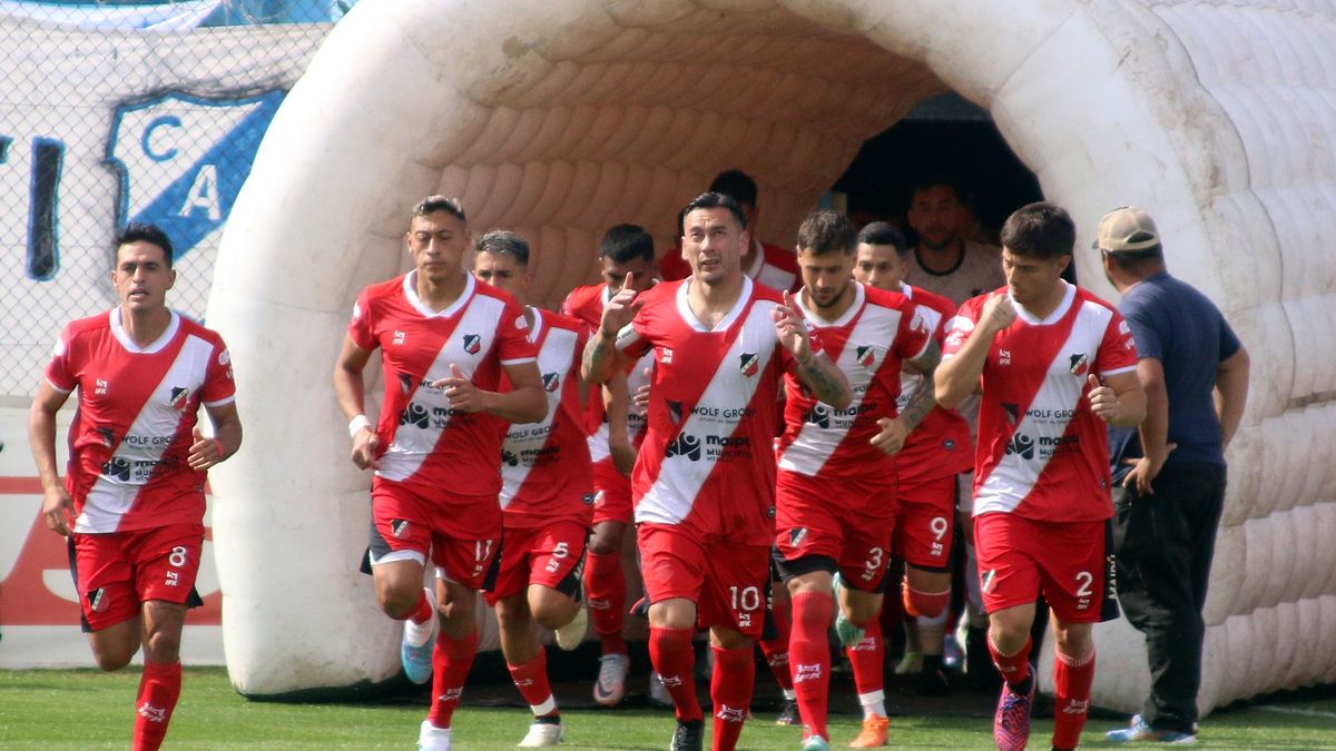 Deportivo Maipú se jugará ante Estudiantes de Río Cuarto, de local, la chance de llegar a la final por el segundo ascenso. Deportivo Maipú se jugará ante Estudiantes de Río Cuarto, de local, la chance de llegar a la final por el segundo ascenso.