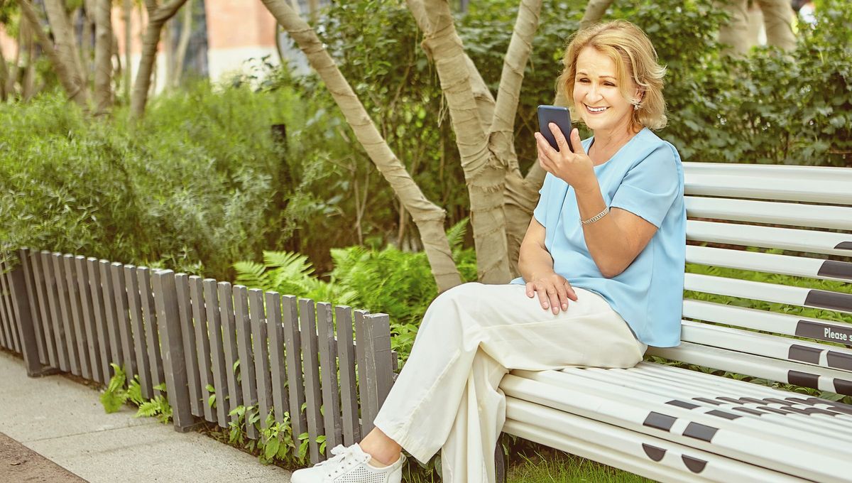 Usar el celular en la vía pública puede llenarlo de bacterias Usar el celular en la vía pública puede llenarlo de bacterias