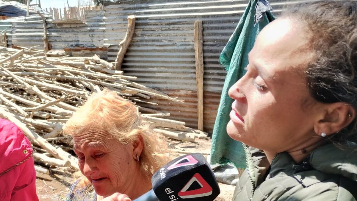 Rosa y su hija Valeria mientras contaban a El Siete la difícil situación que viven por las constantes amenazas de muerte de su ex pareja. Rosa y su hija Valeria mientras contaban a El Siete la difícil situación que viven por las constantes amenazas de muerte de su ex pareja.